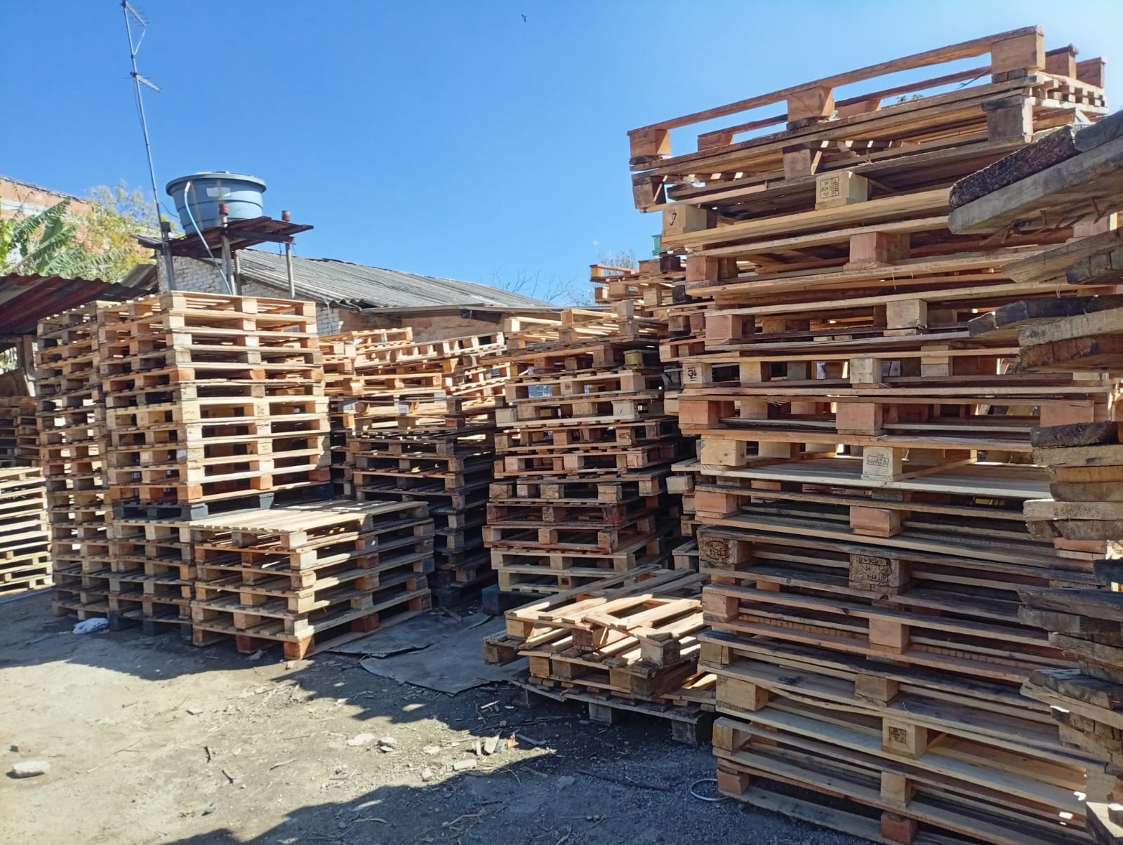 Pilhas de paletes de madeira reciclados e reformados